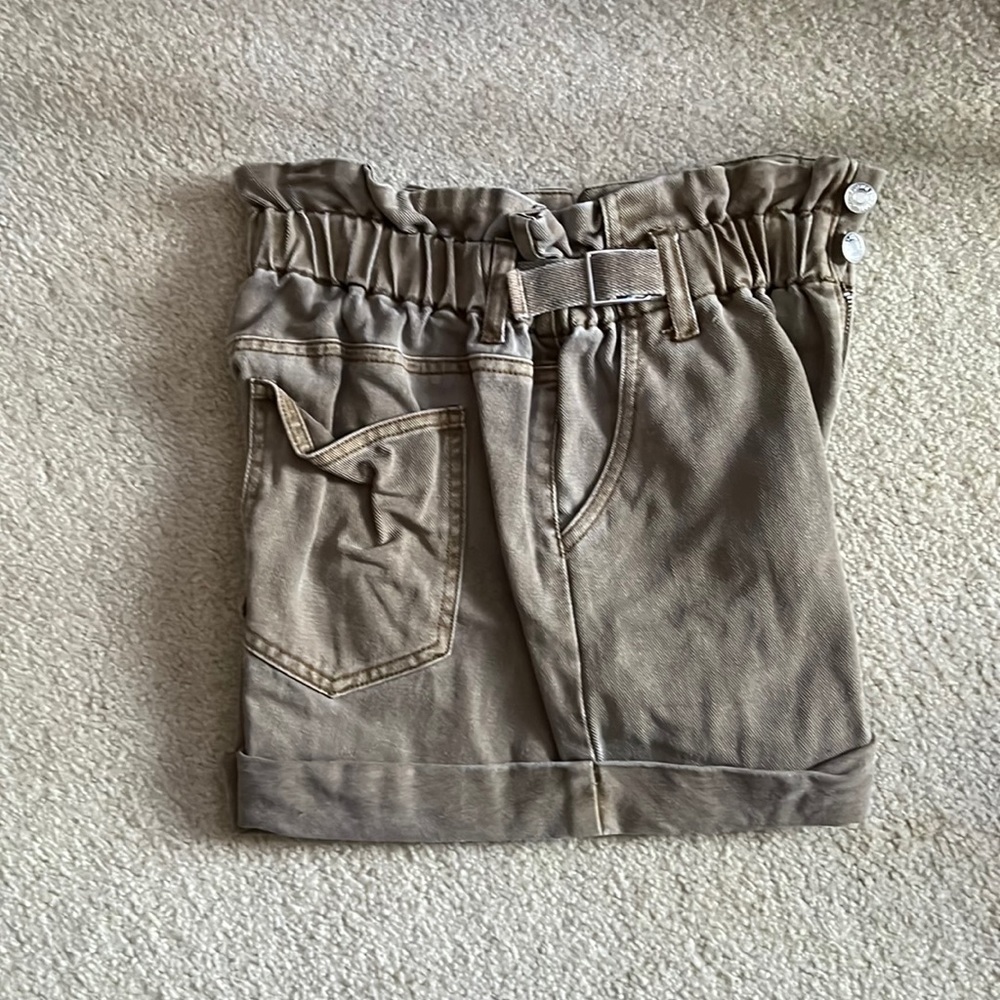 Forever 21 cuffed heavy weight short in size Small